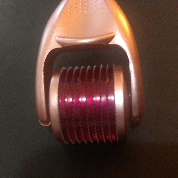 Zoe Ayla Micro-Needling Derma Roller - Picture 3 of 6